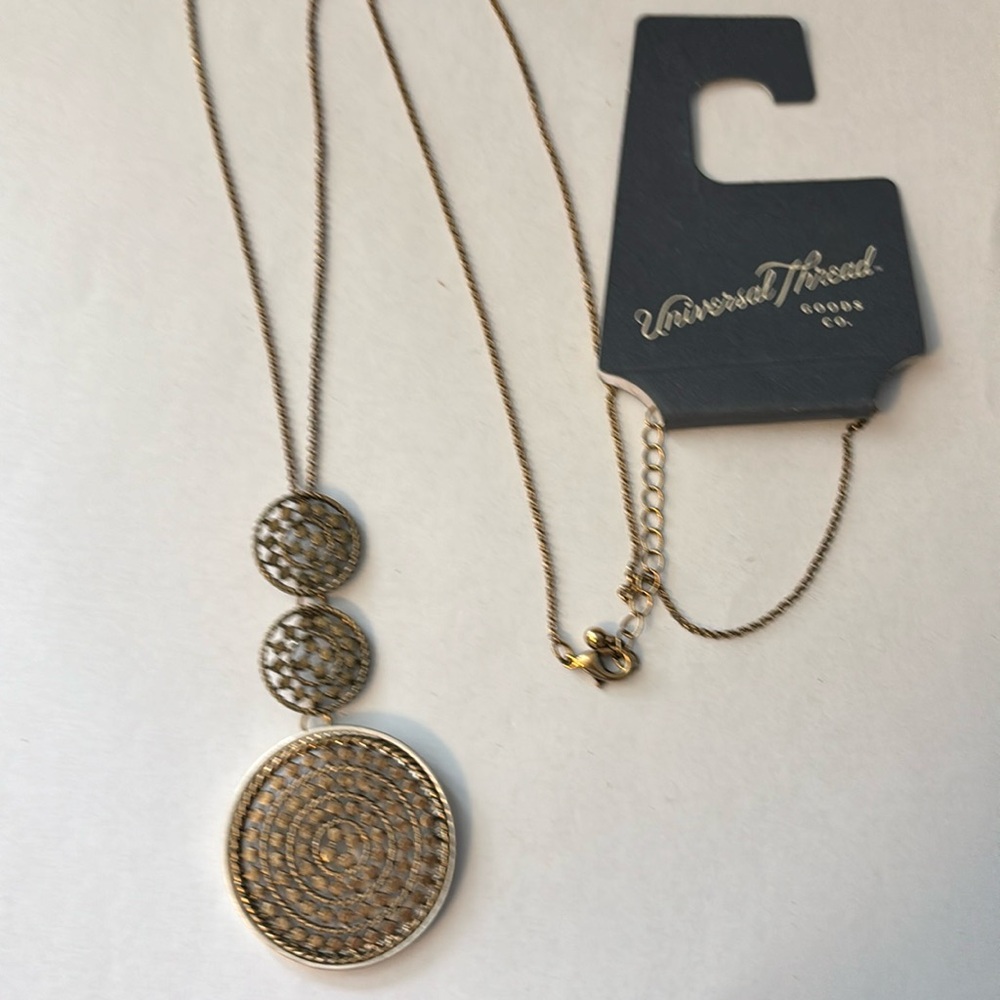 Beautiful Universal Thread pendant necklace on a 34” chain